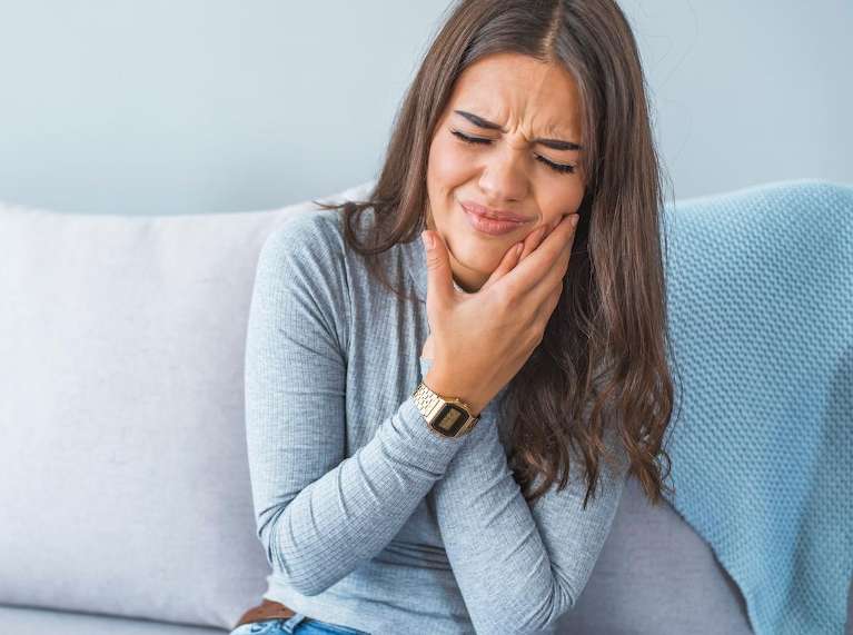 emergency dentist near me | woman with toothache